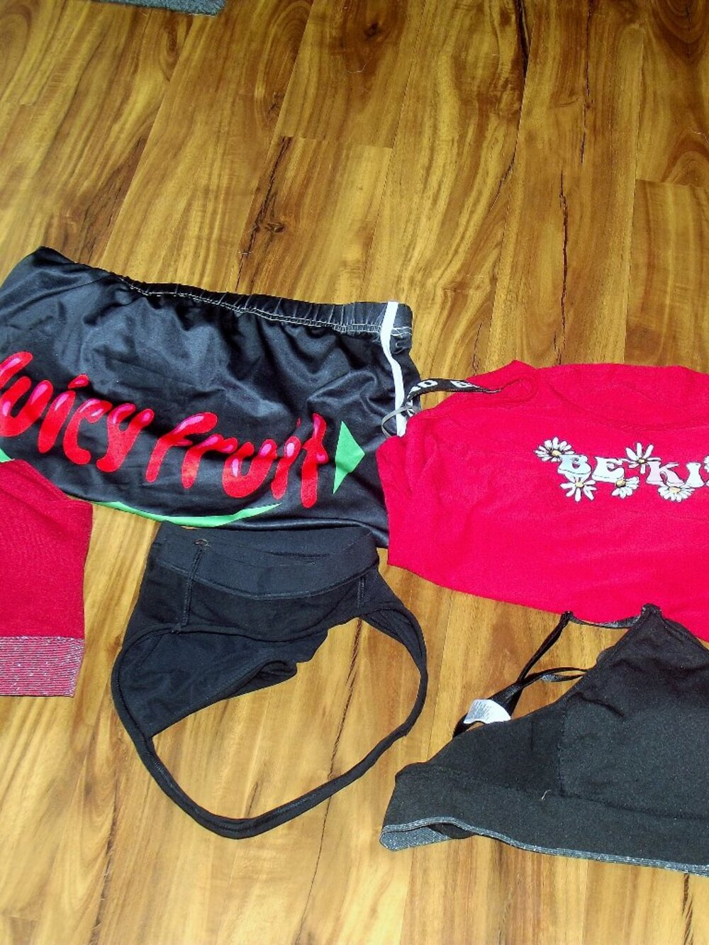 ---CEARANCE--- on 5 Pieces of Womens Clothing, Please Read Description